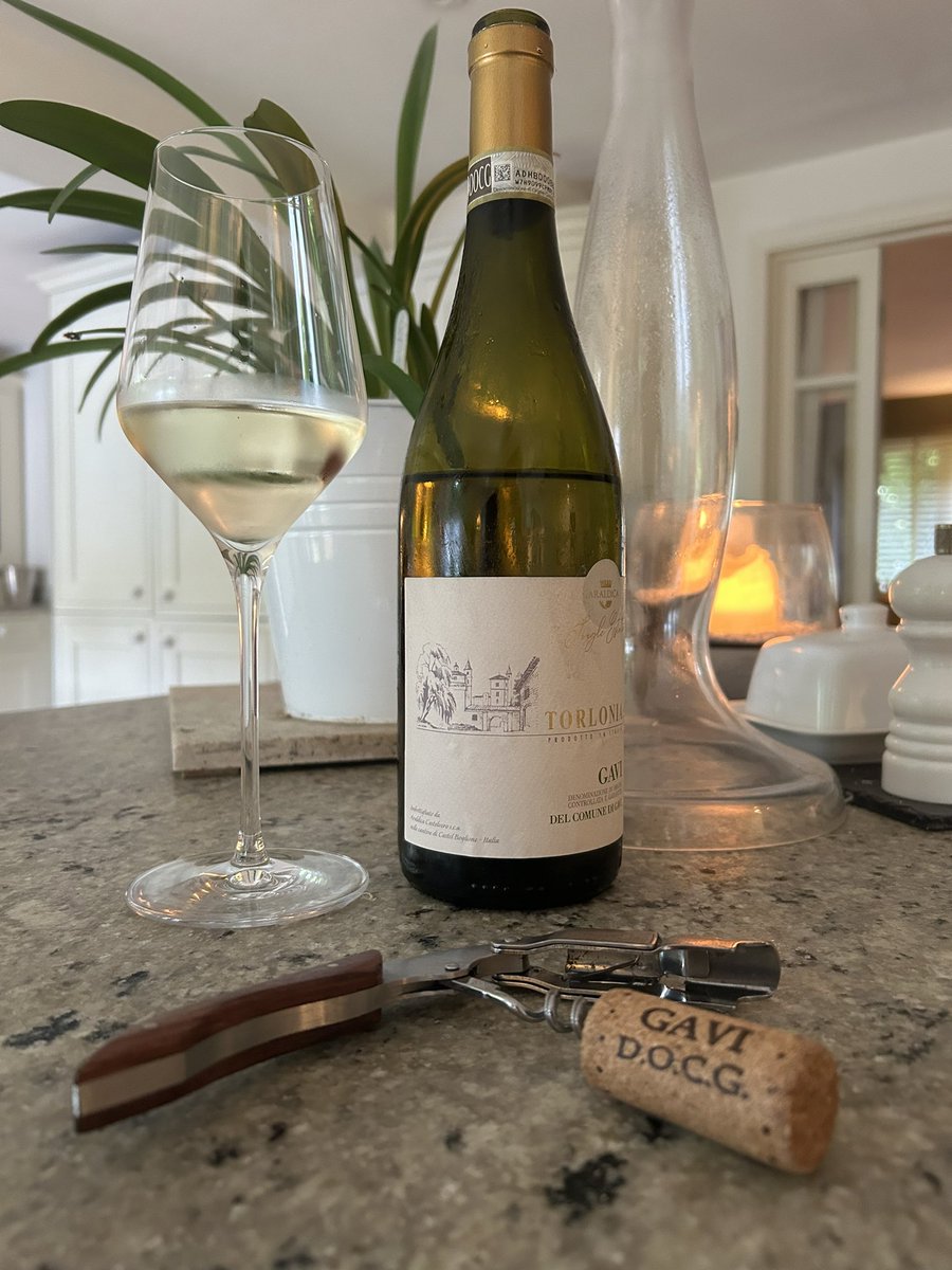 DanielWyld's tweet image. Little splash of Gavi whilst my roast beef rests. Pouring with rain still so it’s back to full winter mode. #gavi #docg