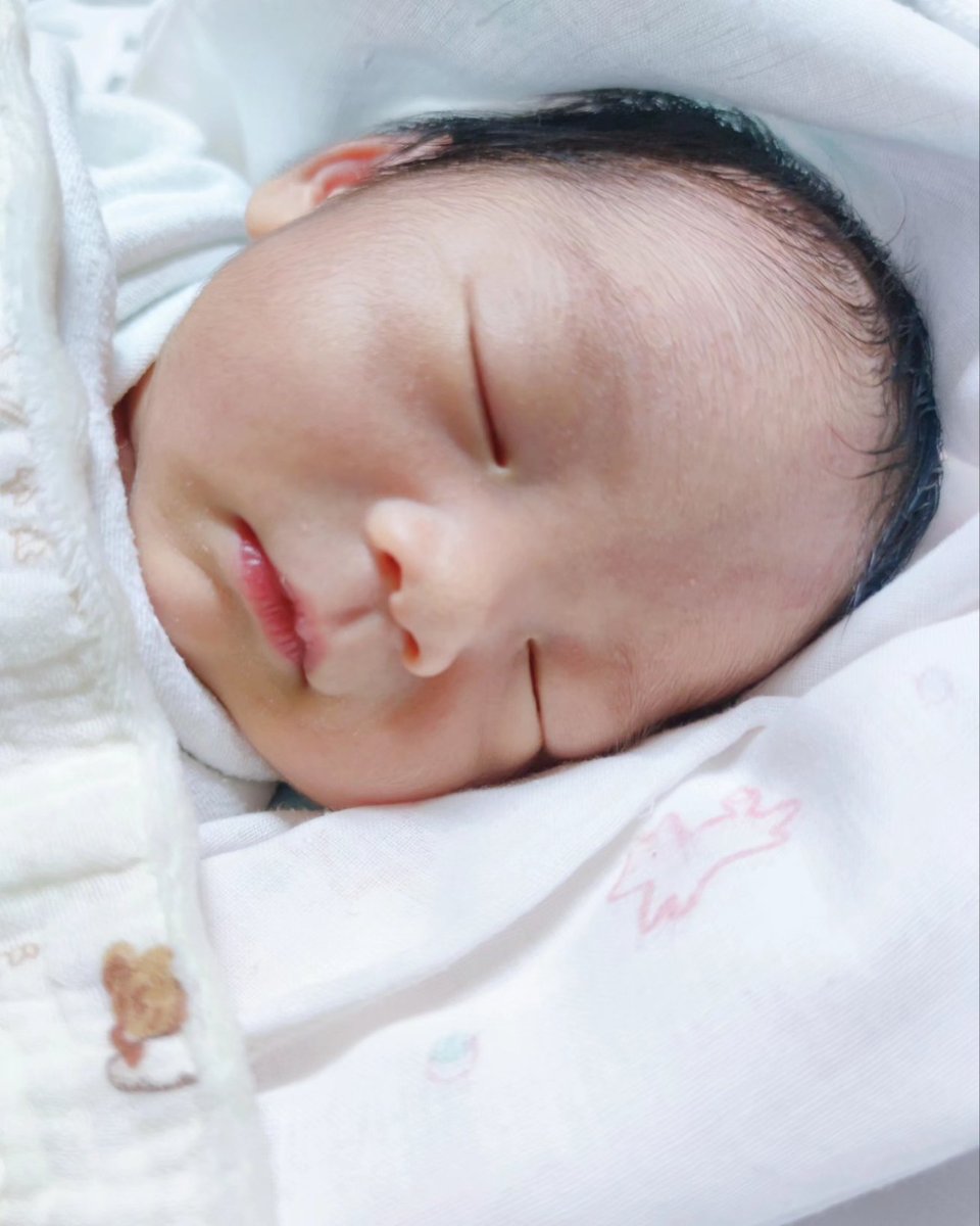 koy_wanvisa's tweet photo. แตนแต่นแต๊น ...👶🍼
ได้เวลาเเกะของขวัญเบบี๋เจ้าจิ๋ววว...🎁🎉
สวัสดีคับผม ผมชื่อน้องไบร์ทเเปลว่าสว่าง 🤍
เเม่ก้อยเเตก��มมา1อาทิตย์ละคับ น้ำหนัก2,980คับ🫄✨
ผมเกิดปีมังกรคับ🐉 ลูกพ่อเบลเเม่ก้อยคับ 🧑‍🍼🤱
ฝากเนื้อฝากตัว ฝากพร้อมเพย์เเม่ก้อยได้คับผม😍💵 https://t.co/dCRVJlsH6A