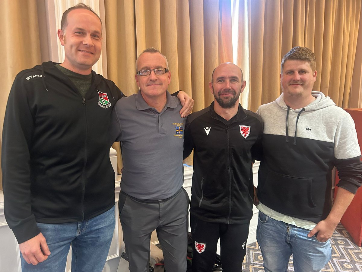 Great to hear that 4 Ex-Foxes attended the West Wales Referees Seminar held this afternoon and continue to play an active role in the game from a different perspective 🤝🟨🟥🦊 #boidyboys