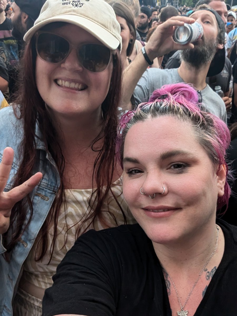 d0die0x's tweet photo. @BornXRaisedON my friend and I attended,we were upfront for The Used and @aof_official was about to perform when she fainted. Just want to thank the incredible people around us who helped ❤️ #bornandraised #stcatherines #theused #alexisonfire #counterparts https://t.co/wibCGgTA7i