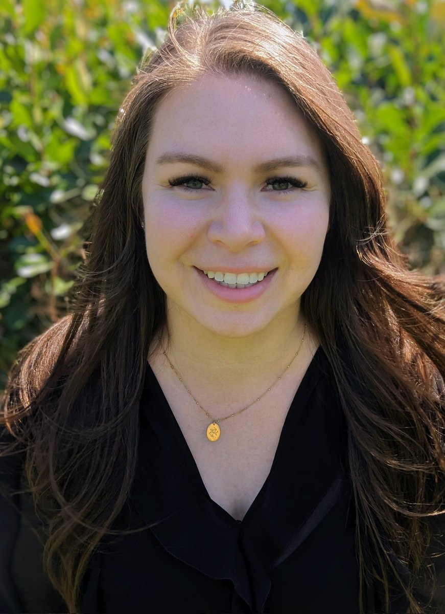 Hi #WritingCommmunity, as long as we're introducing yourselves, I'm a 

⭐32 yo
✨Fantasy Author 
⚖️Lawyer 
♥️Mom 
🗡️Reader 
🌳Lover of the Outdoors 
🚴‍♀️Sometimes Triathlete 

I'd love to get to know more of you!