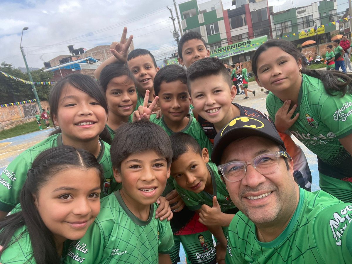 7NNoticias's tweet photo. #Duitama / No era por política, Ricardo Rojas Sáchica clausuró el primer semestre de ‘Mochila de Sueños’ las escuelas de formación cultural y deportivas que vinculan a más de 500 niños y niñas de Duitama y que él organiza sin descanso desde hace 5 años. https://t.co/XPgOiNFV2i