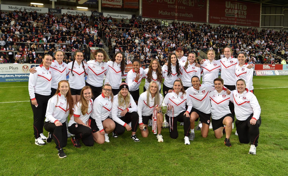 🏆 Throwback to Friday night, as we paraded our <a href="/TheChallengeCup/">Betfred Challenge Cup</a> trophy around the @twstadium!

Thank you for your support as we made our way around! 👏

📸 <a href="/plattyphoto/">Bernard Platt</a> 

#COYS