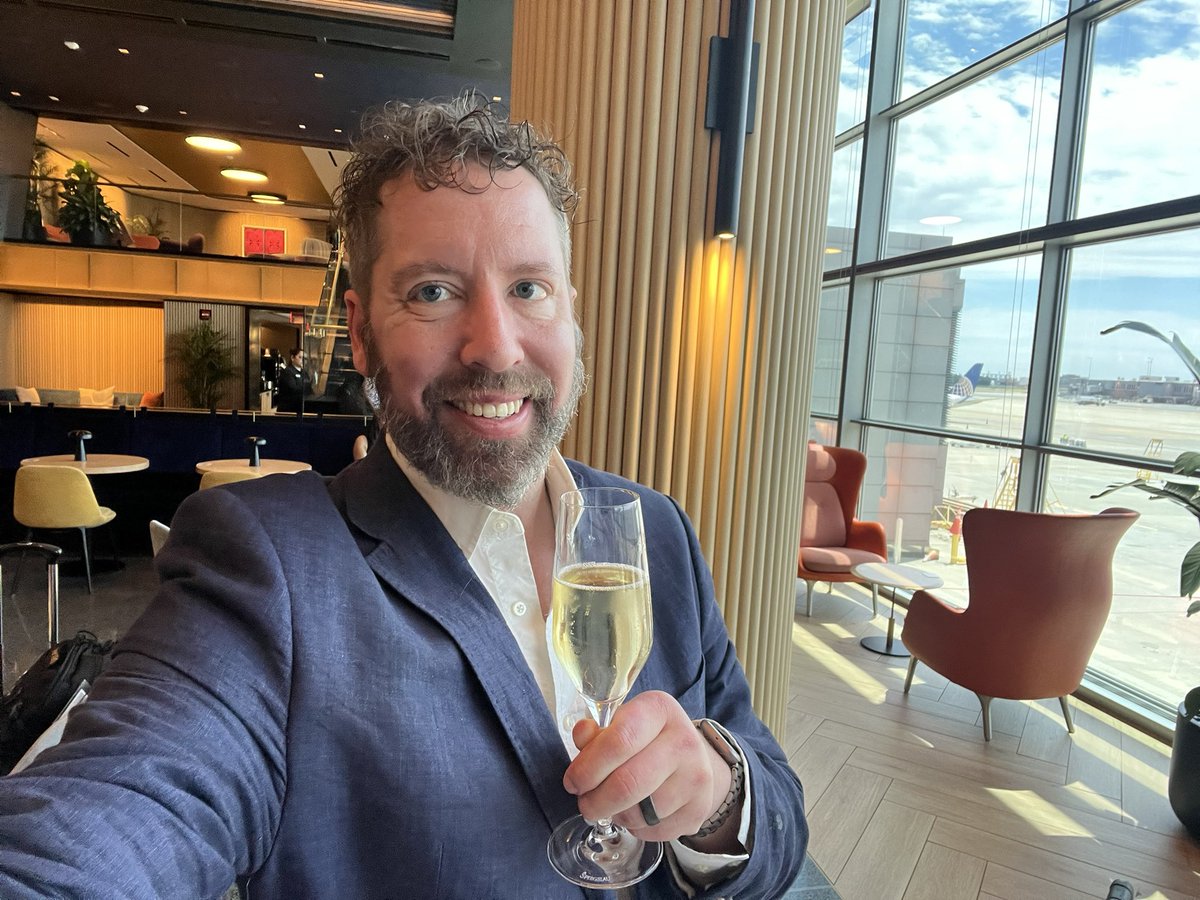 Living the “champagne lounge, steerage seats” lifestyle. Looking forward to a great week in Seoul, talking about supply chain security, OSS, and—of course—#SBOM