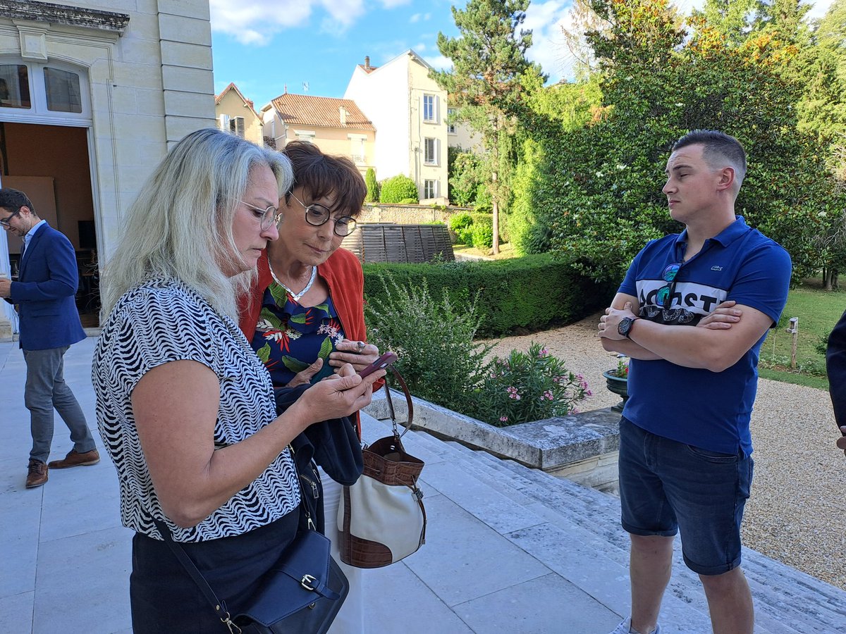 amsimeon's tweet photo. #ElectionsLegislatives2024 : à la préfecture de Dordogne,  les candidates RN des 1ère et 3e circonscriptions suivent les résultats sur leurs smartphones. https://t.co/Dk0W8FUpCX