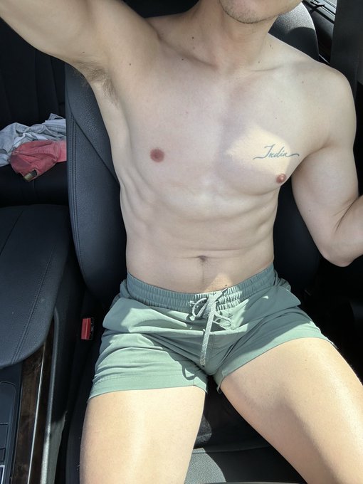2 pic. Fuck me after the gym? https://t.co/Kt7pBAZ3fQ