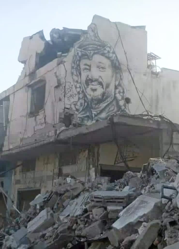 جدارية في منطقة الفالوجة شمال غزه دمر جزء كبير من المنزل وبقيت الجداريه ثابته كثبات شعبنا الفلسطيني على ارضه