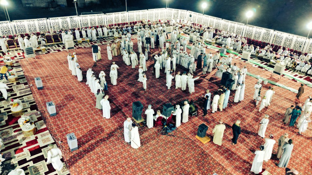 ali_klbani's tweet photo. (( بلدة حيل بني غريب))  بولاية #عبري.تحتفل بالمعرس العريس.( هيثم بن زاهر الغريبي).وسط الأفراح..والفنون الشعبية الجميلة.وبمشاركة مجتمعية واسعة.( فهذه تهانينا للعريس الرائع..( هيثم الغريبي).. ولأهله وجماعته. مع التمنيات بدوام الأفراح والمسرات في بلدة(( حيل بني غريب #بعبري )). https://t.co/oln2WZmnXZ