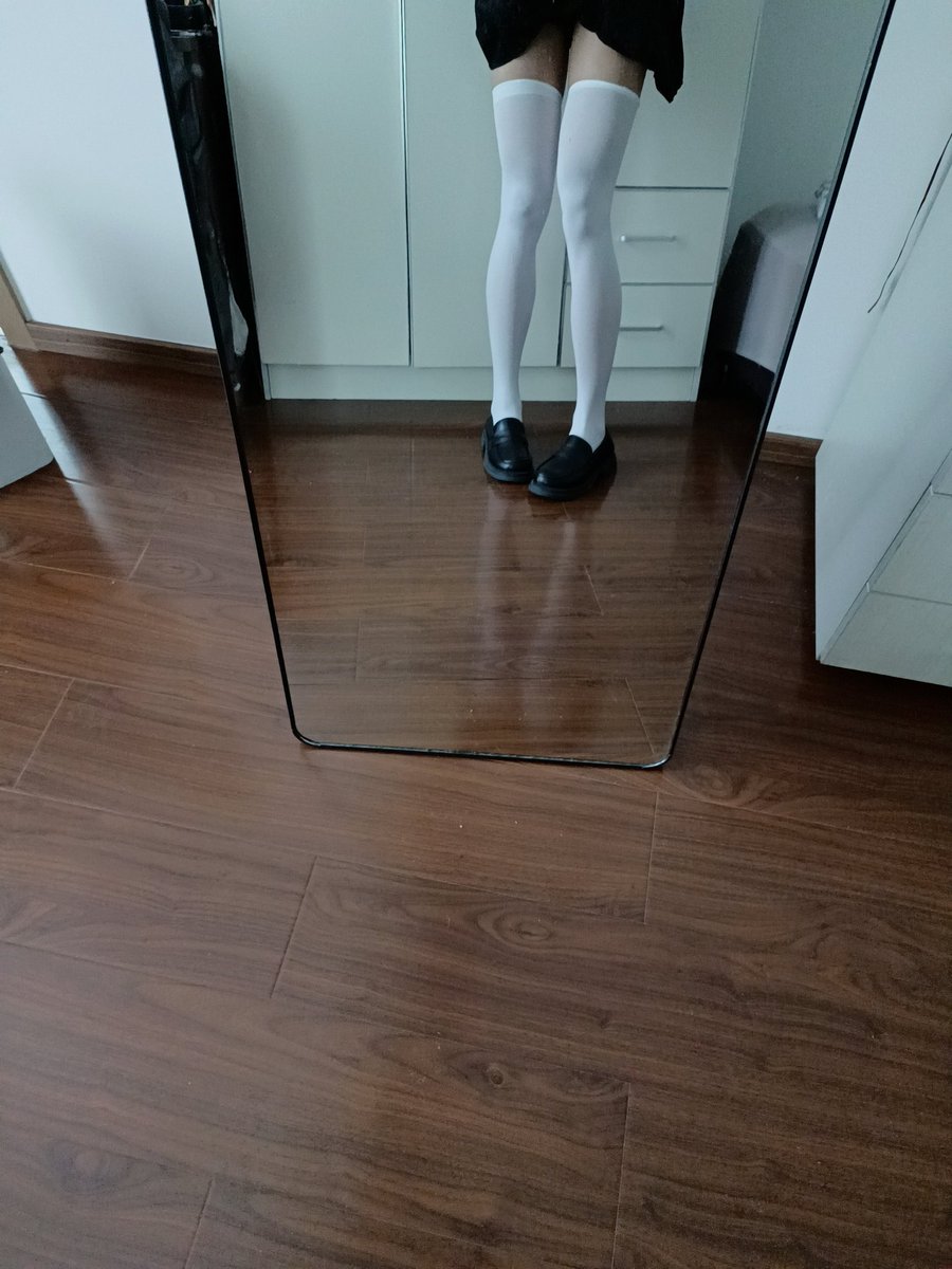 白丝比黑丝更显瘦嘛？