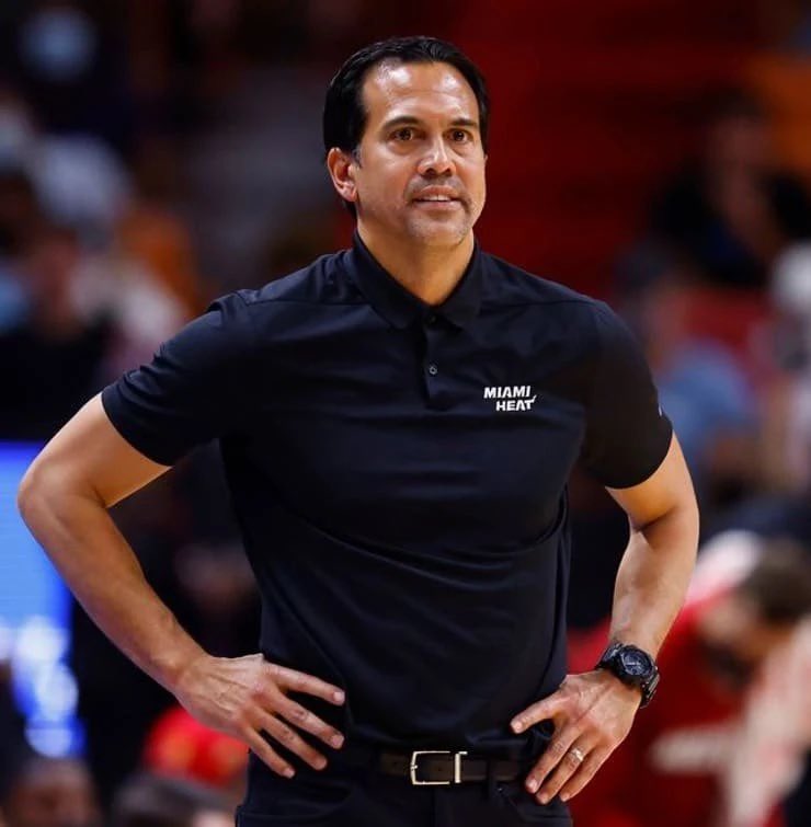 Steve Kerr says he was blown away by how hard LeBron practices.

Kerr: “I went to Ty [Lue] and [Erik Spoelstra] and said 'Is this normal?'”

Spoelstra: “Everyday. Every drill. Every walk-through. Everyday.”

(via <a href="/MarkG_Medina/">Mark Medina</a>)