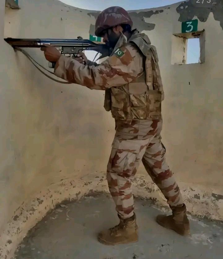 mskt131977's tweet photo. سخت گرمی اور شدید تپش کے عالم میں سرحد پر کھلے آسمان تلے ڈیوٹی کرنے والے فوجی جوانوں کو اللّه پاک اپنے حفظ و امان میں رکھے
اختلاف جس سے مرضی کرو مگر فوج کی عزت کرو!
Pak Army Soldier’s 🤲❤️🇵🇰
#jebranfoji #PakFc #PakistanZindabad https://t.co/PCXRvufQnd