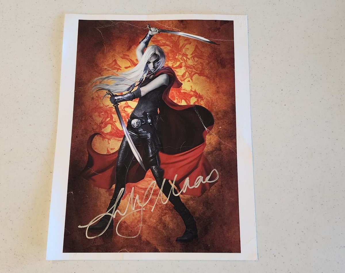 My sister is running a big sale on eBay. Items include original art, prints, copies of The Eleventh Trade, a signed Sarah J Maas poster, velvet cloaks... Check it out: ebay.com/usr/thesilvere…
