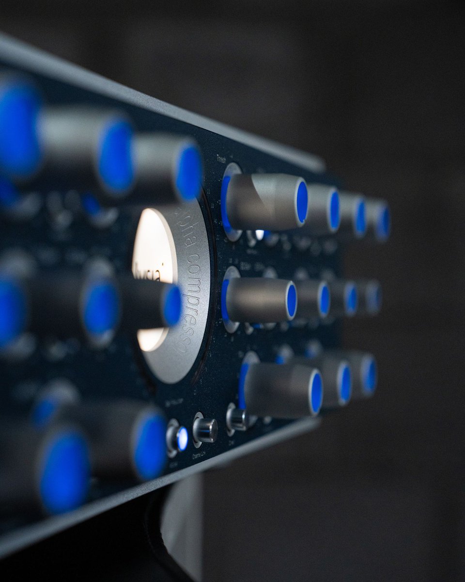 elysia_audio's tweet image. Who has experienced #alphacompressor „in action“ and how it makes literally everything you pass through it better? 😎 #masteringcompressor

elysia.com/alpha-compress…