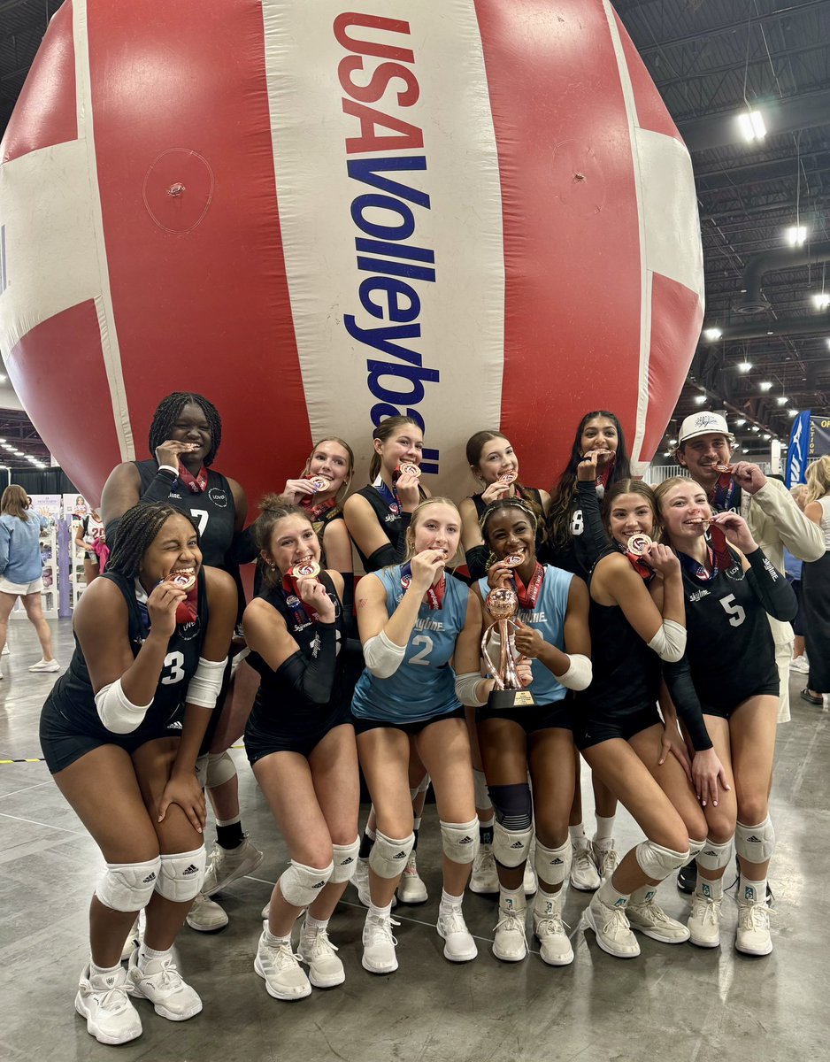 SO proud of this team!!! We finished 3rd in the USA division at USAV nationals this week! So proud of all of our hard work and dedication this whole season!! Cant wait for next year!! #outwork #16black 🥉🥉 <a href="/HoustonSkyline/">Houston Skyline</a> <a href="/LSAPioneerVball/">Lutheran South Volleyball</a>