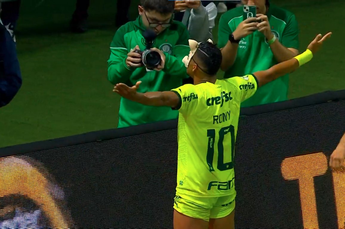 Brasileirão: Comemoração de Rony ao marcar o segundo gol do Palmeias (Foto: Reprodução/X)