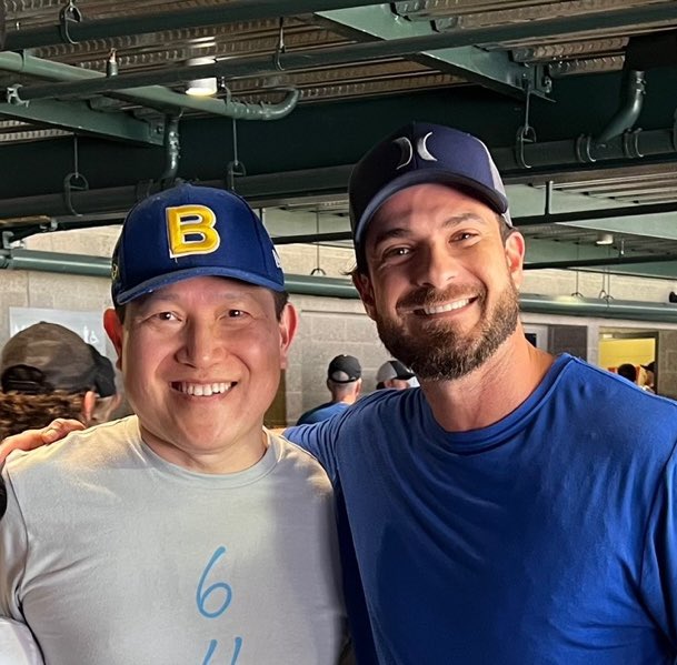 esigs's tweet image. Quais são as chances de encontrar o ex-arremessador da MLB @andrerienzo em um jogo a 6.761 milhas de sua casa? What are the odds of running into former MLB SP Andre Rienzo at a game 6,761 miles from his home?