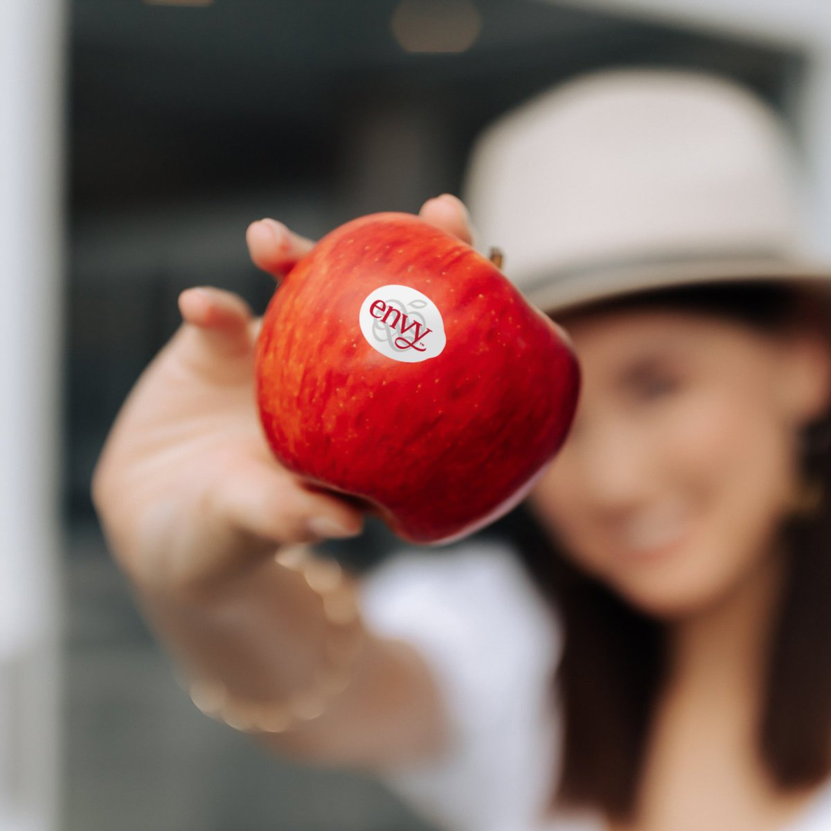 EnvyApples's tweet photo. Choose to make each moment extraordinary with ENVY™ apples! 🍎 Elevate your expectations and savor every bite. Find ENVY™ apples at a retailer near you: https://t.co/PvXWu551xZ
#EnvyApple #SnackTime #SliceAndShare #biteandbelieve #elevatethemoment #DiscoverEnvy #selfcare https://t.co/TSW8ytI7Bc