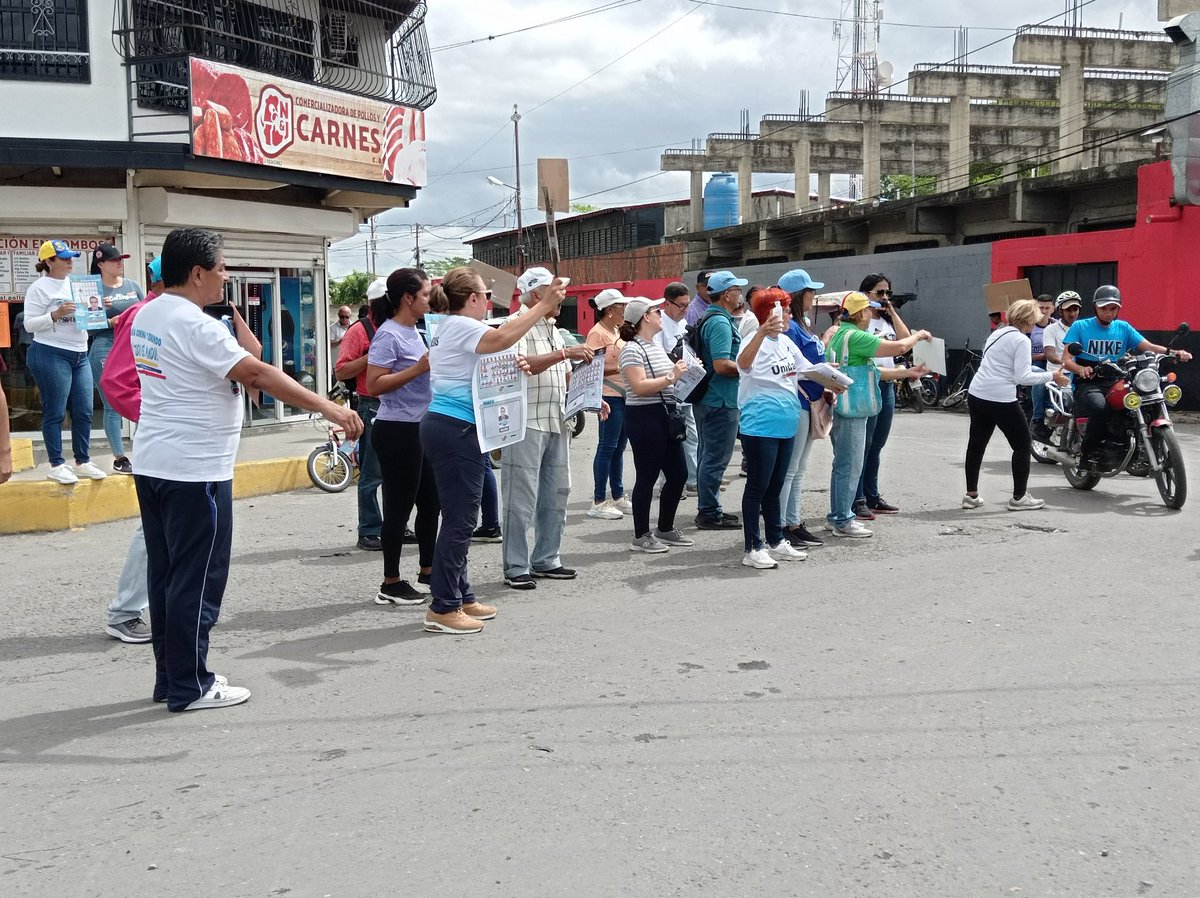 ErickaRerickac1's tweet photo. #07Jul y hoy Domingo iniciando semana junto a la Compañera Sobella Mejias Sec General AD Resistencia, Ana Carina Vivolo  Sec Femenina nos fuimos a Quibor Sector El Montón con los factores democráticos motivando e indicando como votar este #28Julio . https://t.co/0mB9wepOPZ