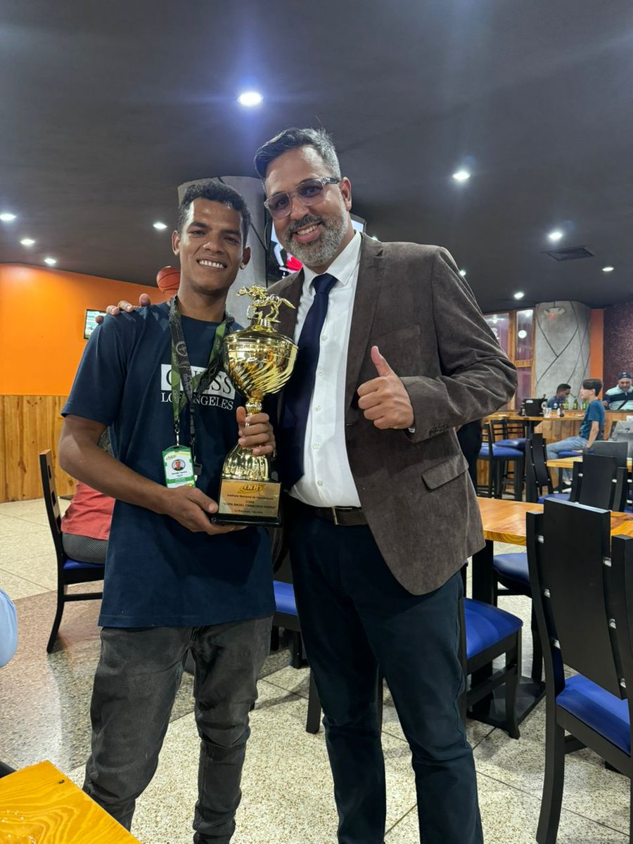 Y CIMARRÓN nos regala está copa y aquí con el artífice principal de esto después de Dios obviamente y el caballo, mi capataz y hermano de la vida, agradecido siempre contigo y tu esmero. Seguimos patrón y agradeciendo igualmente a sus propietarios, a Jean Carlos y a todos. E.A.G.