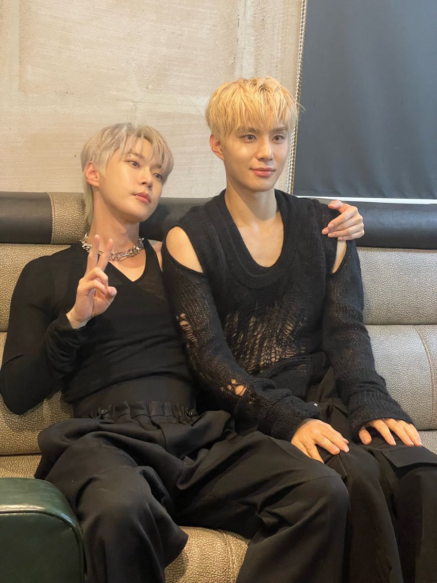 doyoung and jungwoo looking comfy