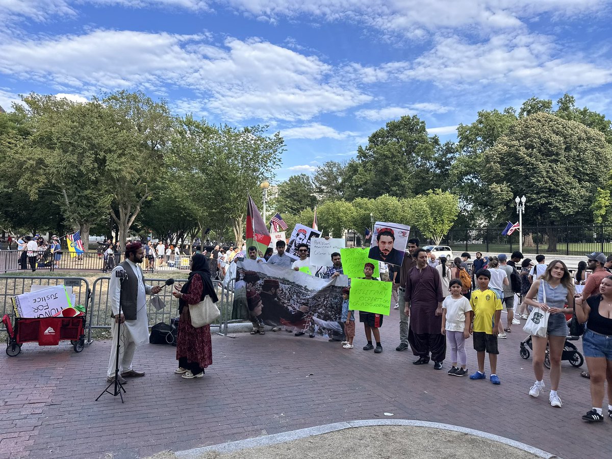 ptm_usa's tweet photo. PTM United States staged a powerful protest in front of the White House, against the Pakistan government's genocidal operation on Pashtun nation under the name of Azm-e-Istihkam.

#PTMWorldWideProtests https://t.co/uTBKfxwuSO