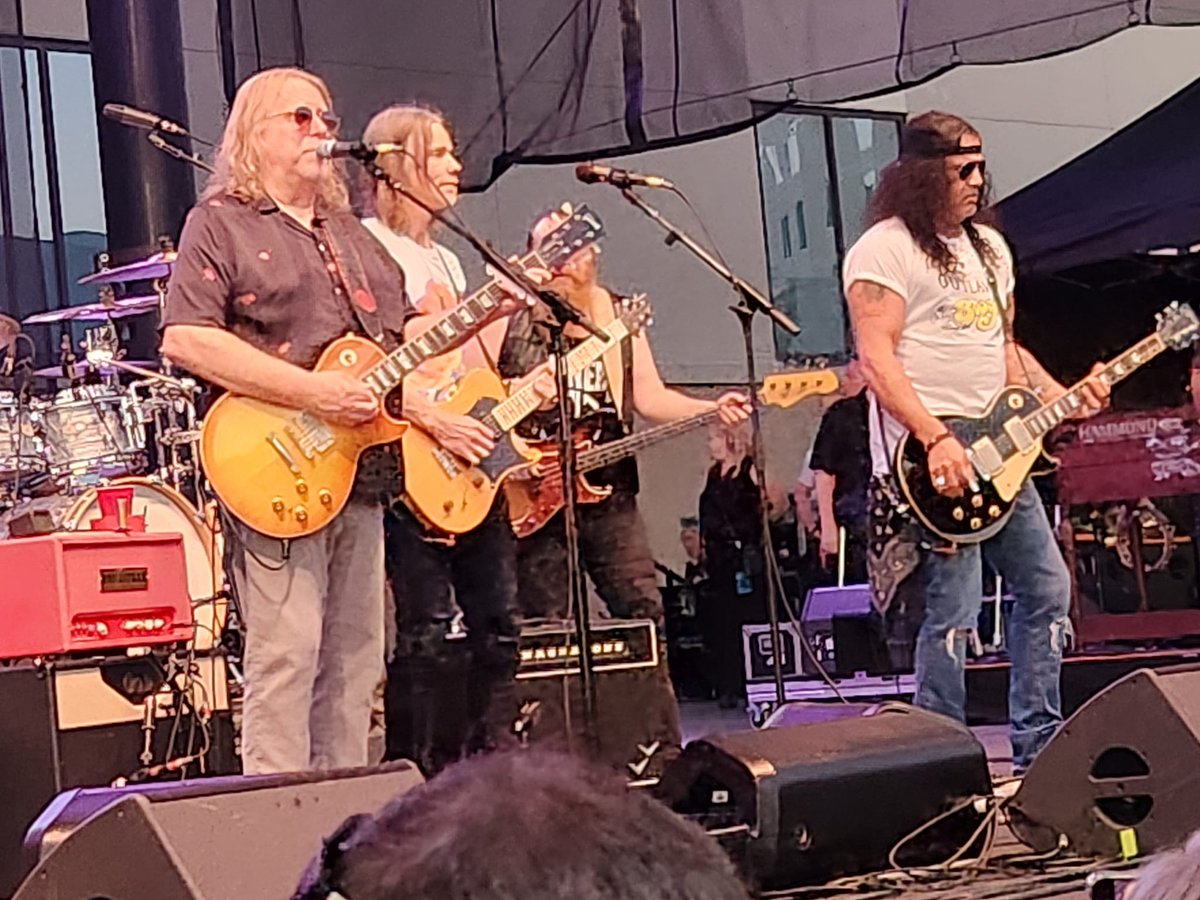 SlashArmy_ARG's tweet photo. ⚡ Slash y Myles uniéndose a la banda de Warren Haynes ayer en Airway Heights, WA 🇺🇸 | 06/07/24
📸: Leann Timbrook-Noack / Hal Rowe
• • •
#slash @slash #myleskennedy #orgyofthedamned #slashbluesball #gibson #northernquest #serpentfestival https://t.co/qnPONfz2IP