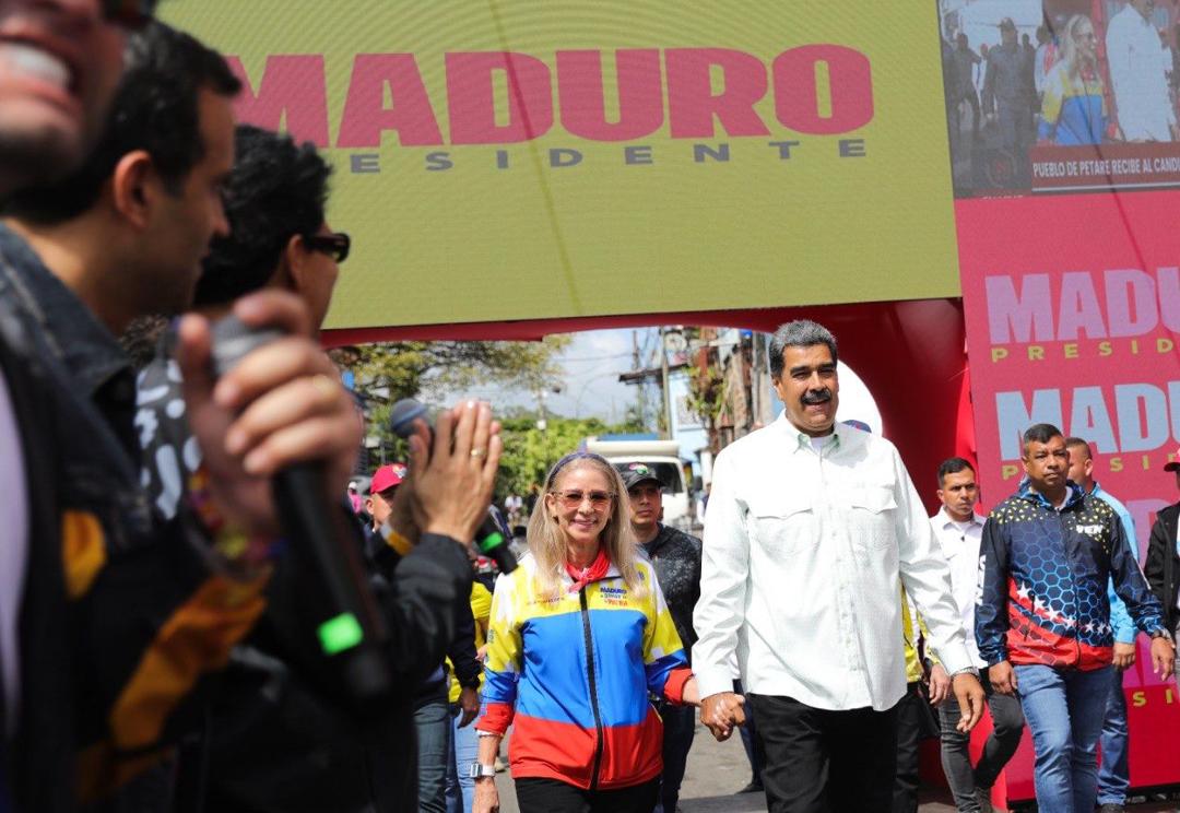 Gabrielasjr's tweet photo. Es admirable la lealtad y el patriotismo del pueblo de Petare; la fuerza amorosa con la que abrazan la Patria y este proceso humanista que lidera nuestro presidente @NicolasMaduro

Hoy esa esencia revolucionaria y profundamente chavista está en las calles de Venezuela, construyendo  junto al pueblo la victoria del 28 de julio. 

¡Vamos juntos! 
#VenezuelaDePaz