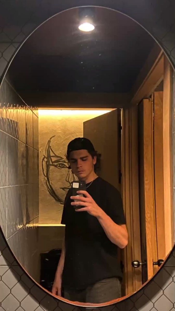 yamiglez_'s tweet photo. Hola, yo soy Yami, tengo 19 años (🇲🇽) y admiro a Pipe desde febrero por el cortometraje "La Primera Vigilia" pero sin dejar de lado su increíble trabajo en LSDLN, y al igual que él una de mis pasiones es la fotografía y la dirección cinematográfica 🫶🏻
@pipeotanoup #IntegracionFO https://t.co/dg7nhGp7jV