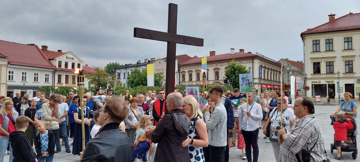 VaticanNewsPL's tweet photo. W przygotowanie wadowickiej Drogi Krzyżowej aktywnie włączyły się dzieci, które sporządziły rysunki stacji, towarzyszące uczestnikom wydarzenia.
Więcej na https://t.co/kEAW7GEv5A

fot. ks. Mateusz Wójcik https://t.co/q3y5AJBP01