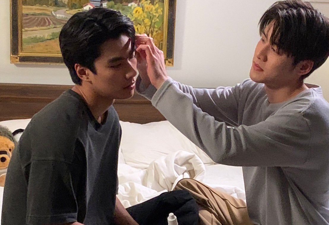 hubboyslove's tweet photo. A TENSÃO! 🫣 Confira novas imagens dos #OhmLeng nas gravações de #KidnapSeries!

Um rapaz aceita o trabalho de sequestrar um riquinho para ajudar seu irmão doente. Porém, no meio da missão, ele é ordenado a matá-lo, mas recua e decide o esconder em sua casa. https://t.co/fzHHiyPZOQ