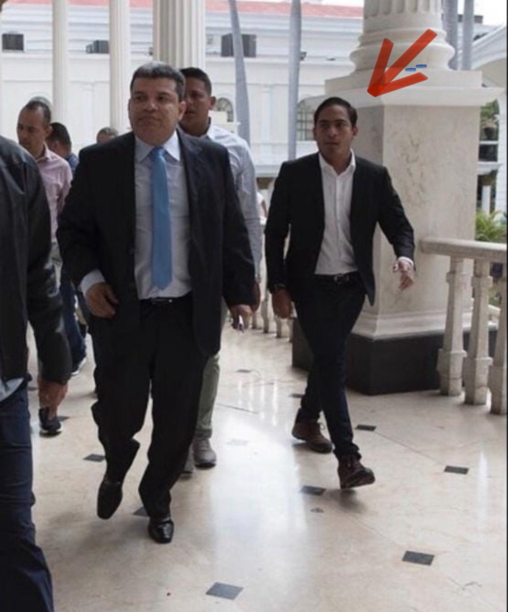Simonovis's tweet photo. Este bichito es: Ramón Armando Parra, hermano menor del alacrán Luis Parra. Pasándola mal en Copa América en Estados Unidos, ni siquiera jugaba Vzla era el partido Argentina vs Chile 
Ramon Armanso entró a USA en Junio del año, pasado vive en Hightstown, New Jersey.
Así es la vida de los alacranes y sus familias, dentro y fuera de Vzla. y por eso firmaron el “acuerdo” de recogimiento de los resultados del CNE. $ compra de todo.