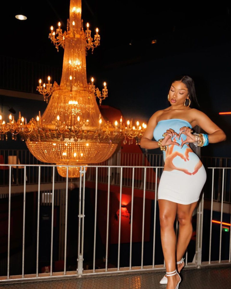 theestallion's tweet image. Parissss hotties we hereee 🫶🏽🇫🇷

#HotGirlSummerTour