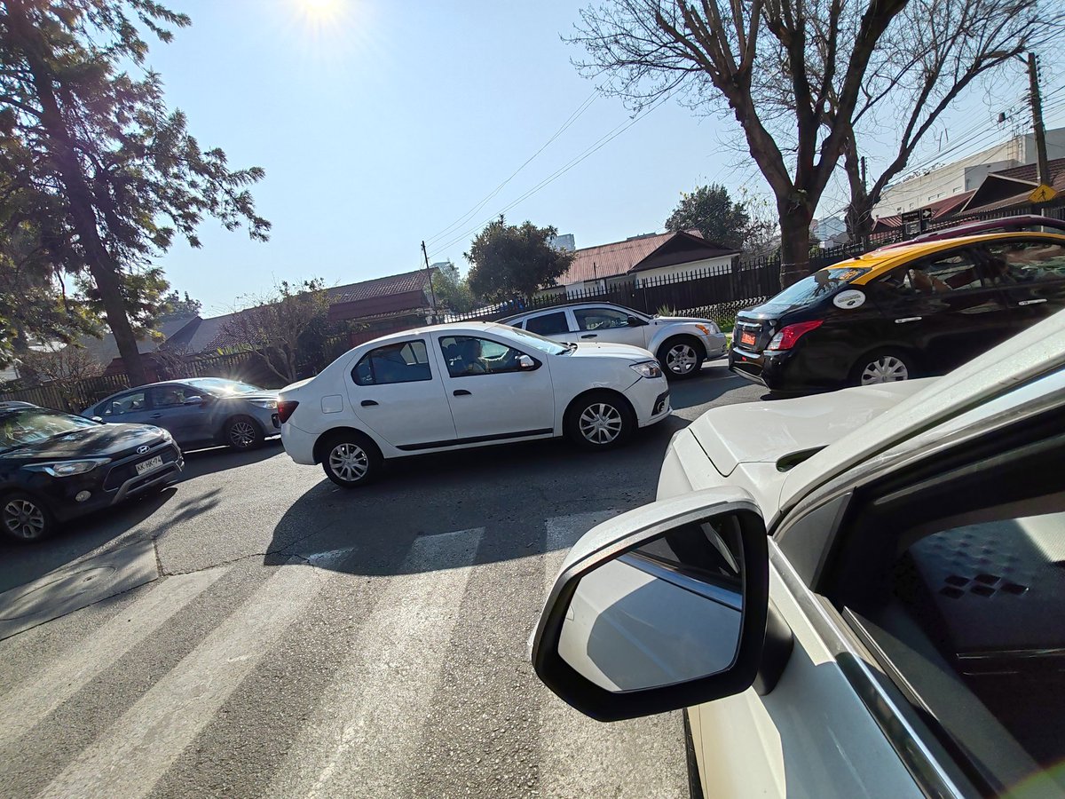 locrusa's tweet photo. @avo_transito @MuniNunoa @MTTChile urgente coloquen una cruadricula en nuevo cruce qué generaron por Avo2 en duble almeyda/exequiel Figueroa https://t.co/f4F240Oogp