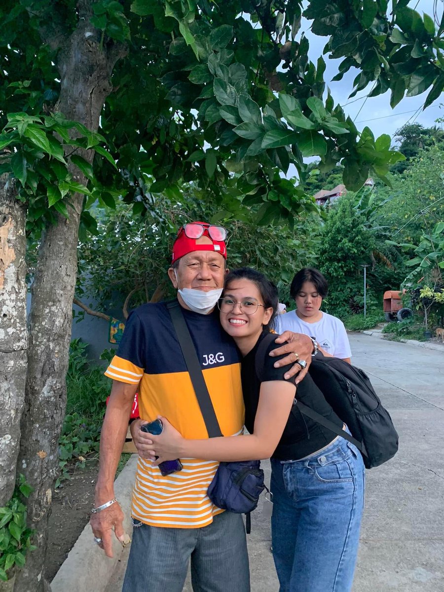 unsearchableeli's tweet photo. After 14yrs ata or higit pa e nakumpleto uli kami. Sobrang nakakaiyak sa saya pero may halong lungkot dahil kailan muli kami makukumpleto ng ganire? 

Maikli ang buhay
Hanggang kailan kami kumpleto gayong kumukulubot na ang balat
Humihina na ang tuhod

Hanggang kailan? https://t.co/QUXXX10gNO