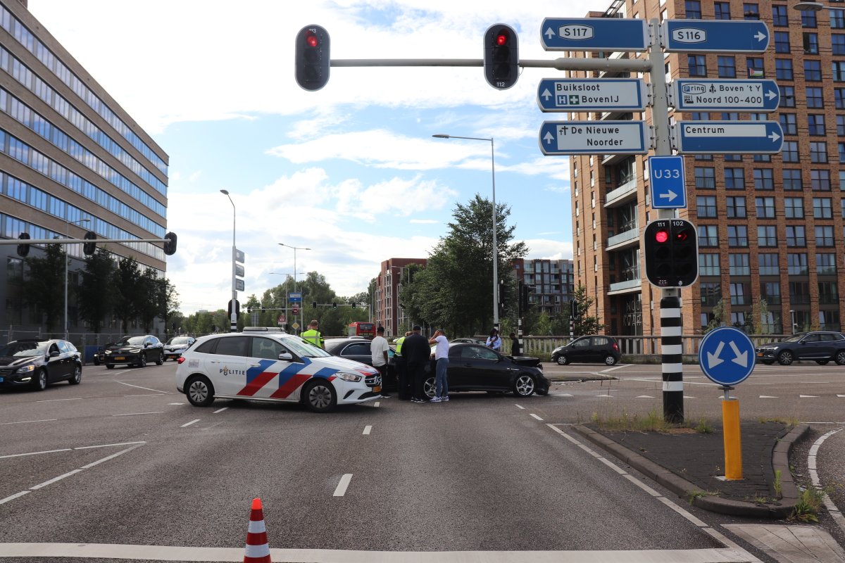 martindamen58's tweet photo. #Amsterdam-Noord #Nieuwendam. Fikse #blikschade na #verkeersongeval auto/auto best Opel Tigra lichtgewond. Het ongeval vond om 18.12 uur plaats IJdoornlaan thv toerit naar #N247 ri IJ-tunnel. Een van de best is door het rode verkeerslicht gereden. Beide afgesleept door berger. https://t.co/YvptLpe8kj
