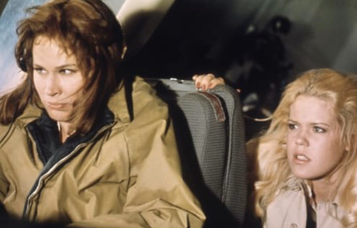 Tras el éxito de la primera película, rápidamente idearon una 2da entrega. La misma que sería después parodiada en #AterrizaComoPuedas o #DóndeEstáElPiloto? Gloria Swanson siendo divina diva y Charlton Heston cara cartón habitual, encabezan elenco de estrellas. Vamos...Play!