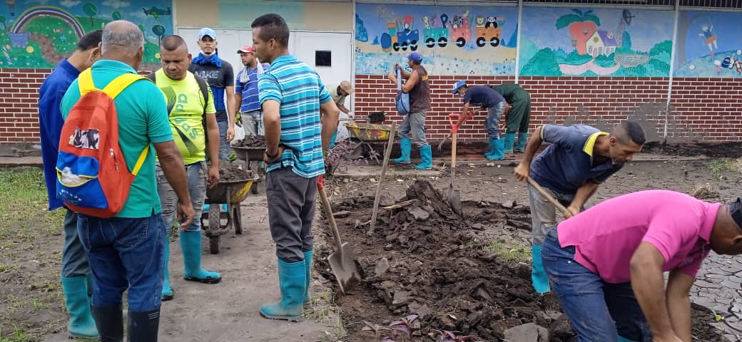 Domingo 07/07/2024, remoción de lodo de la escuela Juan Rengel de Zerpa. BRICOMILES en acción, Gracias a la gestion Incansable del presidente Nicolas Maduro. 

Nosotros Venceremos!

#Cumanacoa
#Montes 
#Sucre

@nicolasmaduro
@mppeducacion
@_laavanzadora 
@karenlypsuv