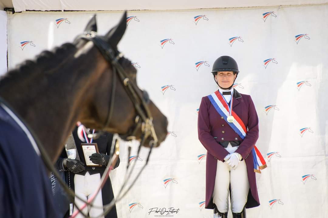 FFEquitation's tweet photo. #MASTERPRO Le championnat de France Pro 2 de dressage a sacré Elodie Muller &amp; Petunia van Blommerschot ! 👏🏆

💬 "“Je ne m’attendais pas à gagner (...) Je crois énormément en ma jument, elle est géniale et mérite cette victoire" ⤵️
https://t.co/mdwN8PxkuZ https://t.co/OVnoaHECex