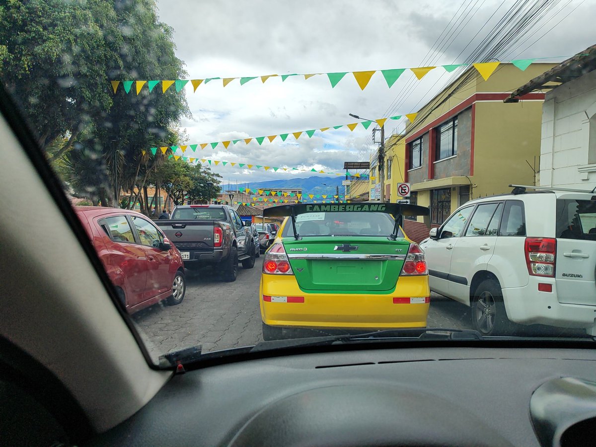 tumaridofilatic's tweet photo. @AMT_Quito  @pabelml @MunicipioQuito parque de nayon en este momento. Ni un solo agente https://t.co/2xgEdNlocZ
