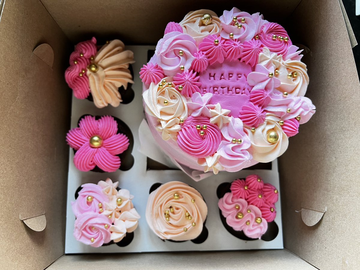 MissPatienceK's tweet photo. Hi guys! I make these cute Cake Bento boxes and cupcakes for 15$ standard box and 20$ for customized toppings. Perfect for gifting your friends and loved ones! Get in touch with me on +263783649895  to place your orders. Thank you https://t.co/DF6i4wKEoN