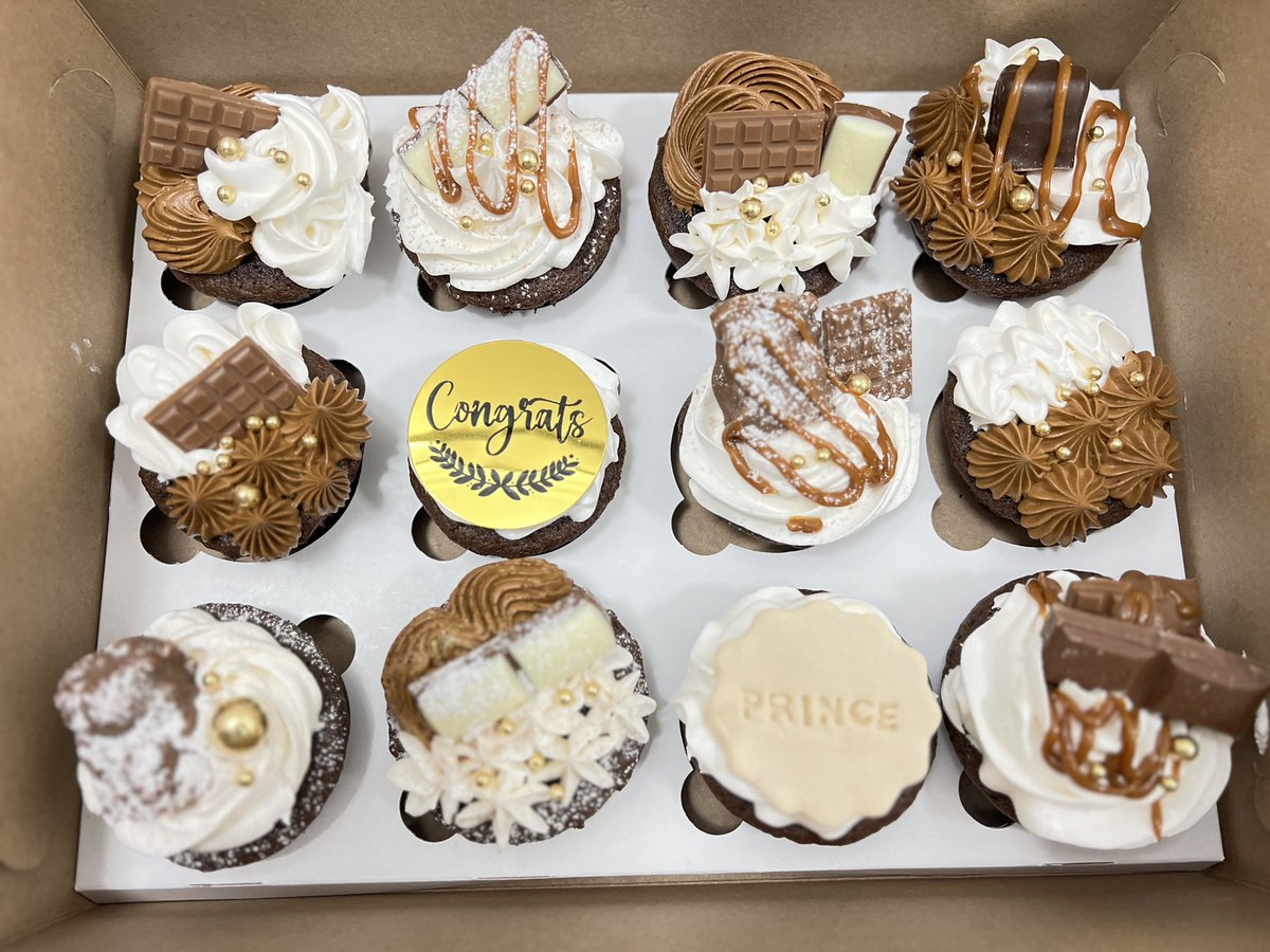 MissPatienceK's tweet photo. Hi guys! I make these cute Cake Bento boxes and cupcakes for 15$ standard box and 20$ for customized toppings. Perfect for gifting your friends and loved ones! Get in touch with me on +263783649895  to place your orders. Thank you https://t.co/DF6i4wKEoN