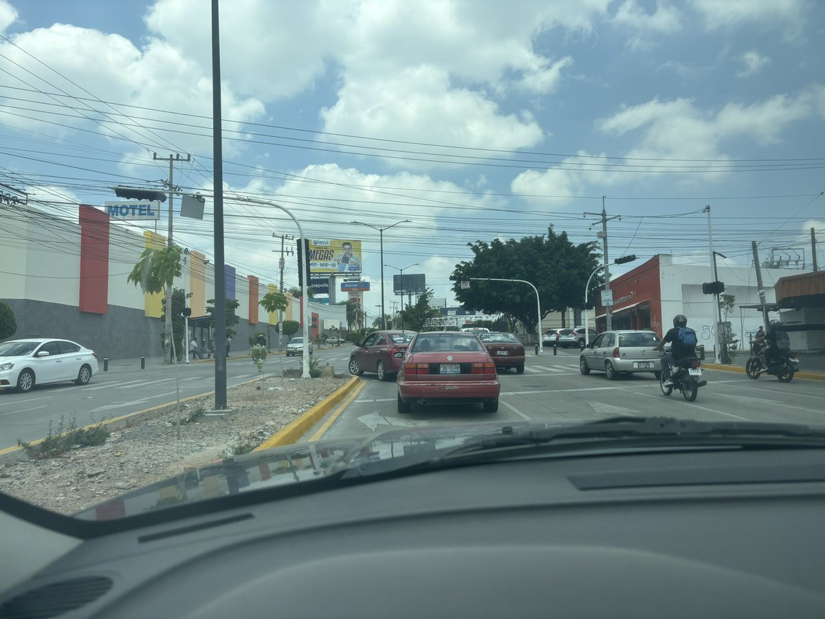 MtroCivico's tweet photo. Semáforos sin funcionar en Av. Rio Nilo y Av. Malecón. @JaliscoVial @Trafico_ZMG @AgenciaAMIM https://t.co/JV6sLBRsVa