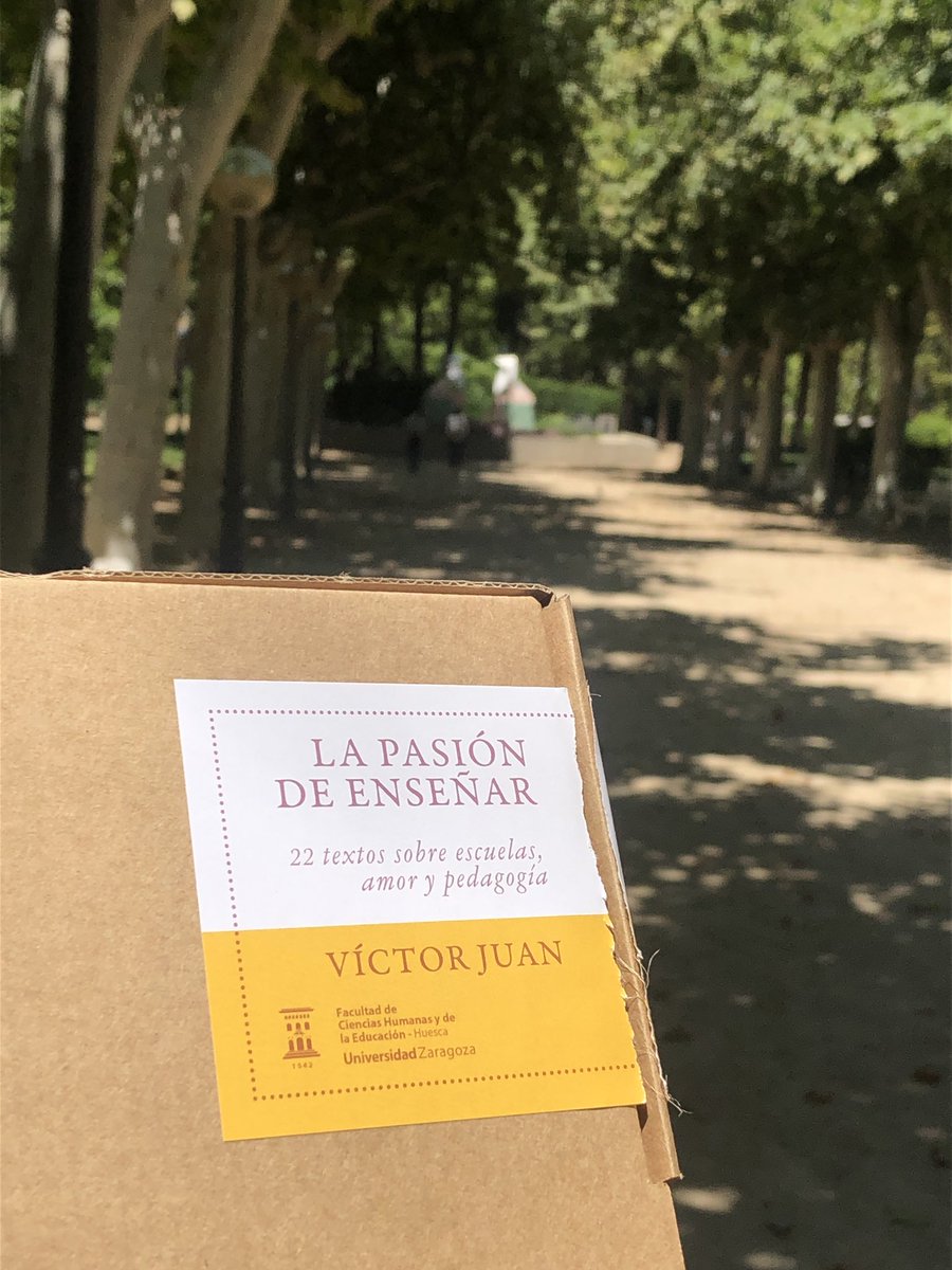 “La pasión de enseñar”, una pequeña cápsula del tiempo que recoge, con la ternura y bondad que desprenden los textos de <a href="/victorjuan/">Víctor Juan</a>, historias inspiradoras sobre la importancia de los maestros/as y en la que se constata que éstos/as “trabajan para la eternidad” (H. Brooks Adams).