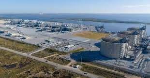 ltgrusselhonore's tweet photo. Let’s See How these #LNG Plants in @cameronparish #CameronParish Louisiana survive this title surge from #HurricaneBeryl They built right on the water . The @FERC approved these with very weak risk assessment. @SecGranholm @EPAMichaelRegan @HouseGOP @LAGOP @LOUISIANA_DEQ what can go wrong a giant fire ball worst case or thousands of tons of LNG Carbon Loaded w Methane released into the air. @SteveScalise . Prepare for worst scenario and Hope for the best . It was stupid to build Dangerous #LNG plants in Hurricane Alley . @weatherchannel @nytimes @washingtonpost @IlluminatorLA @guardian @theadvocatebr @press_american @WWLTV . This could get ugly @LAGovJeffLandry @GOHSEP we got lucky during Laura . Please watch LNG Plants closely to insure folks within 5 miles evacuated prior to direct hit from Hurricane. If LNG plant exploded fireball could be 3-5 miles.