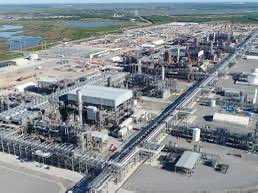 ltgrusselhonore's tweet photo. Let’s See How these #LNG Plants in @cameronparish #CameronParish Louisiana survive this title surge from #HurricaneBeryl They built right on the water . The @FERC approved these with very weak risk assessment. @SecGranholm @EPAMichaelRegan @HouseGOP @LAGOP @LOUISIANA_DEQ what can go wrong a giant fire ball worst case or thousands of tons of LNG Carbon Loaded w Methane released into the air. @SteveScalise . Prepare for worst scenario and Hope for the best . It was stupid to build Dangerous #LNG plants in Hurricane Alley . @weatherchannel @nytimes @washingtonpost @IlluminatorLA @guardian @theadvocatebr @press_american @WWLTV . This could get ugly @LAGovJeffLandry @GOHSEP we got lucky during Laura . Please watch LNG Plants closely to insure folks within 5 miles evacuated prior to direct hit from Hurricane. If LNG plant exploded fireball could be 3-5 miles.