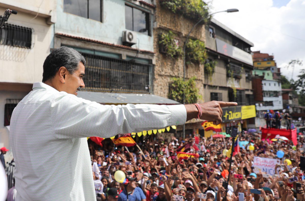 #Ahora Pdte. <a href="/NicolasMaduro/">Nicolás Maduro</a>: Hoy recibí un proyecto de los Concejos Comunales del sector 5 de julio acá en #Petare, para reestructurarlo por completo, está aprobado.

Convoco a los voceros de los circuitos comunales de esta parroquia, nos vemos en Miraflores para estudiar el