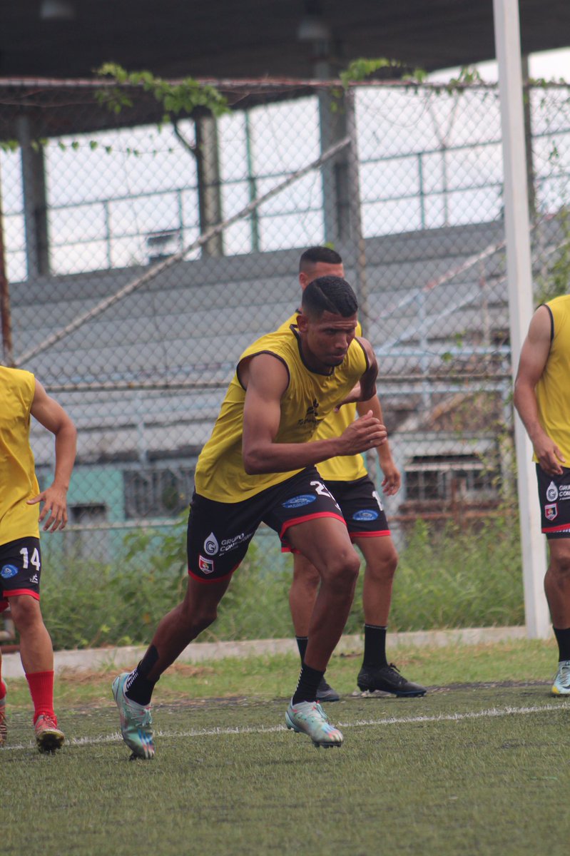Atleticolacruz's tweet photo. ¡Listos para la batalla! ⚔️

📸: @pablo_forta

#CopaVenezuela 🇻🇪
#EstoEsLaCruz 🔴⚫️ https://t.co/kAayXamU2X