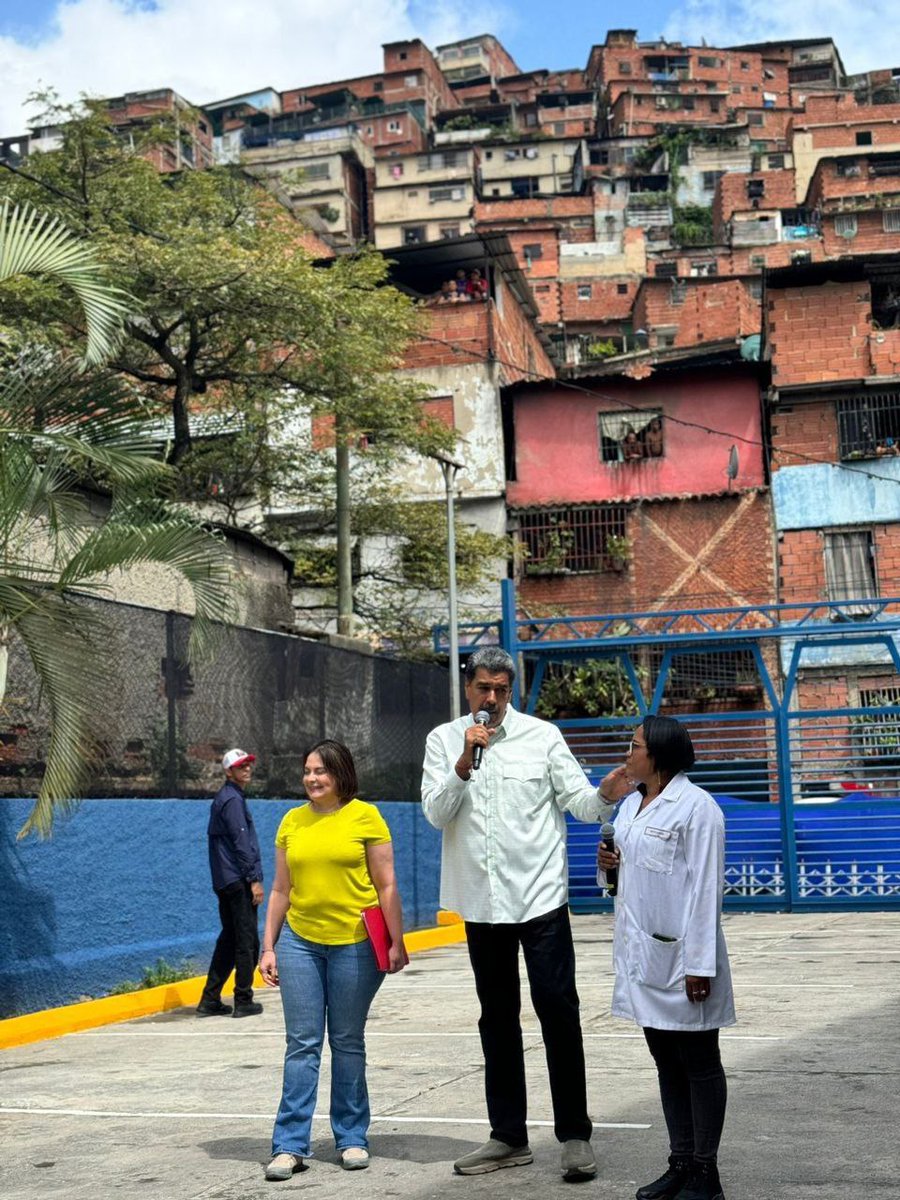 MaestraTuItera's tweet photo. ℹ️ Presidente @NicolasMaduro entrega Centro Diagnóstico Integral “La Urbina” Petare, mcpio. Sucre, estado #Miranda, 🇻🇪 luego de un reporte del 1x10 del Buen Gobierno. 🐓

El más grande en toda Venezuela, para atender la salud del pueblo.! 

@Gabrielasjr

#oriele
#VenezuelaDePaz https://t.co/oXyjEdirs7