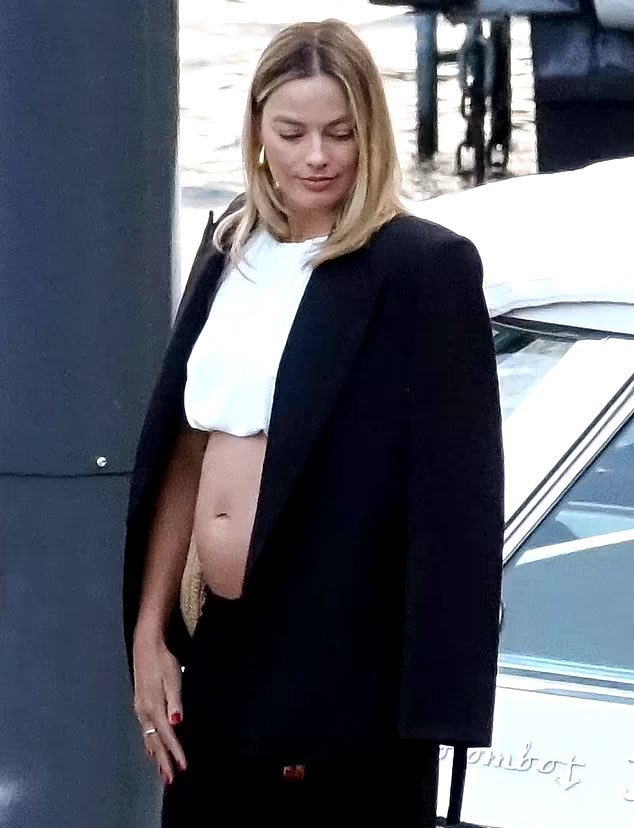OH MY GOD! HUGE CONGRATULATIONS TO MARGOT ROBBIE ON HER PREGNANCY 🥹🍼

#MargotRobbie