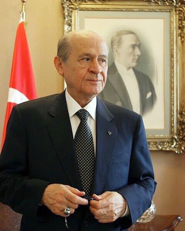 Liderin baktığı yere bakar,
Bastığı yerden yürürüz,
Ülkücü duruşun şiarı olduğu için,
Davanın ruhuna ve şuuruna hakim olmanın sonucudur,
Kabulü kabulümüzdür,
Reddi Reddimizdir!.